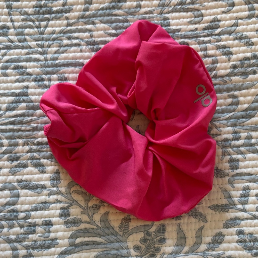 Alo yoga Vibrant Pink Hair Scrunchie